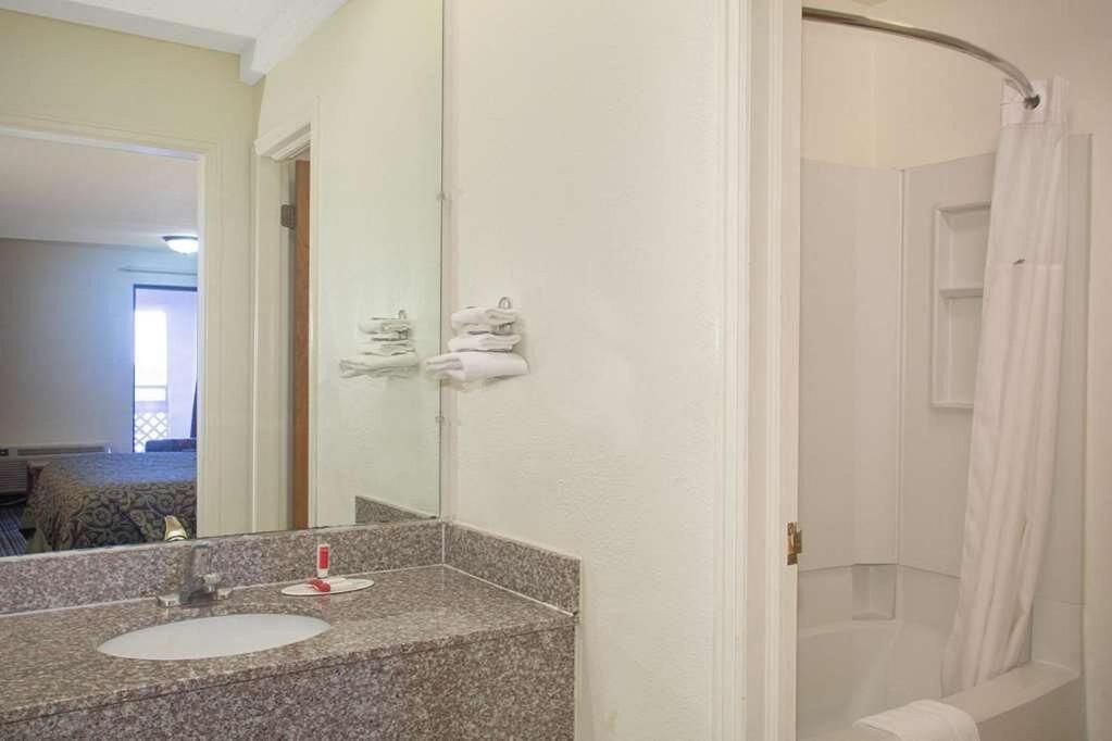 Economy Hotel Wichita- Florence St ภายนอก รูปภาพ