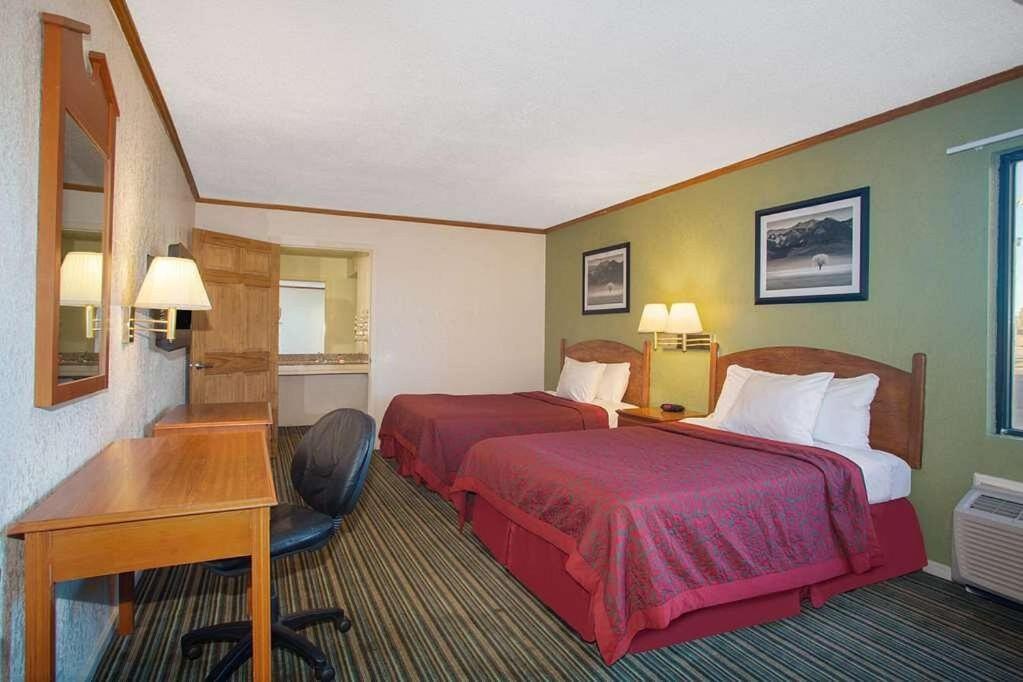 Economy Hotel Wichita- Florence St ภายนอก รูปภาพ